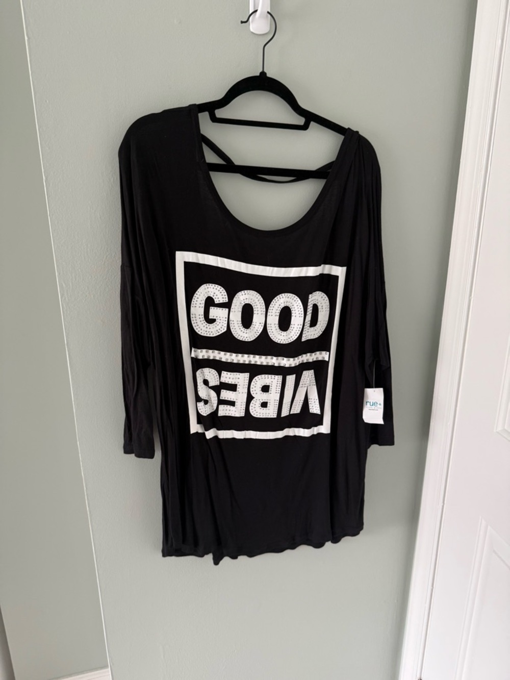 Black Long-Sleeve Graphic 'GOOD VIBES' Top